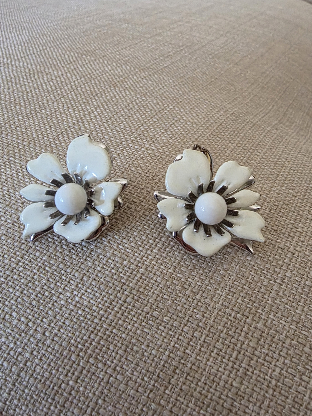 Vintage White Flower Clip Earings